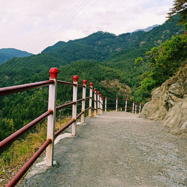 山の上にそびえる神聖な寺院⛰️🛕
