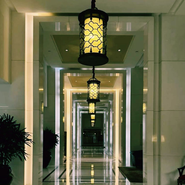 モダンなデザインと高級感を兼ね備えた名門ホテル」🏨✨