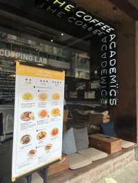  《工業風打卡Cafe🔥睇住電車路食野幾Chill》