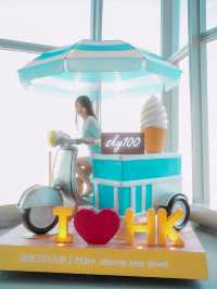 香港必到景點 Sky100 二百幾包門票+美食，超抵！  每次旅行都會去當地嘅Tower欣賞當地風景 而香港最美嘅景色就在 Sky100 「天際100」 襯住最近做緊優惠，帶咗成班朋友上去打卡  仲喺