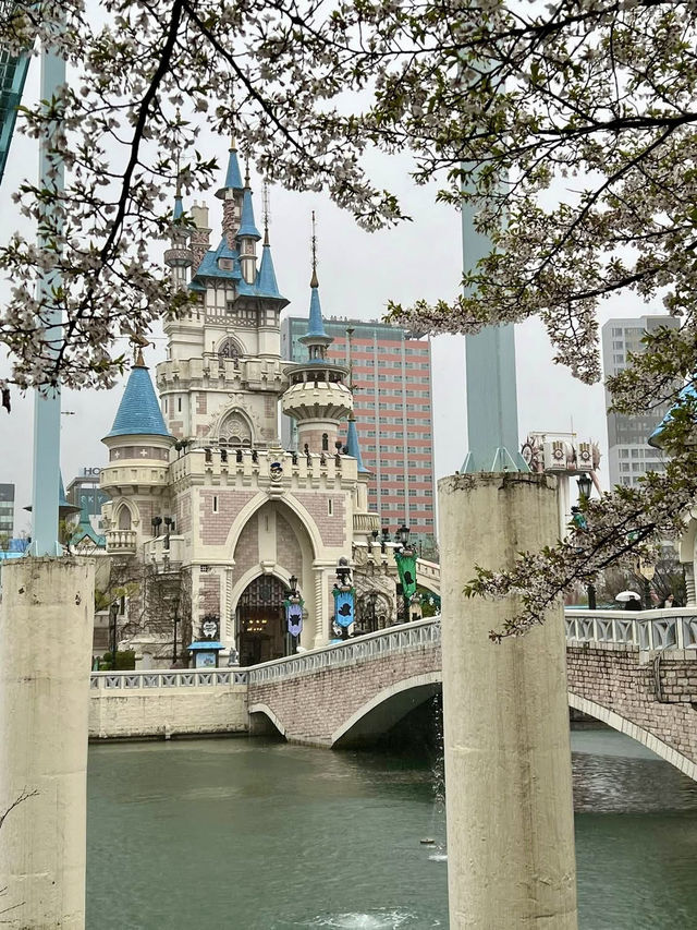 🌸 **Seokchon Lake: A Springtime Fairy Tale in Seoul** 🌸  