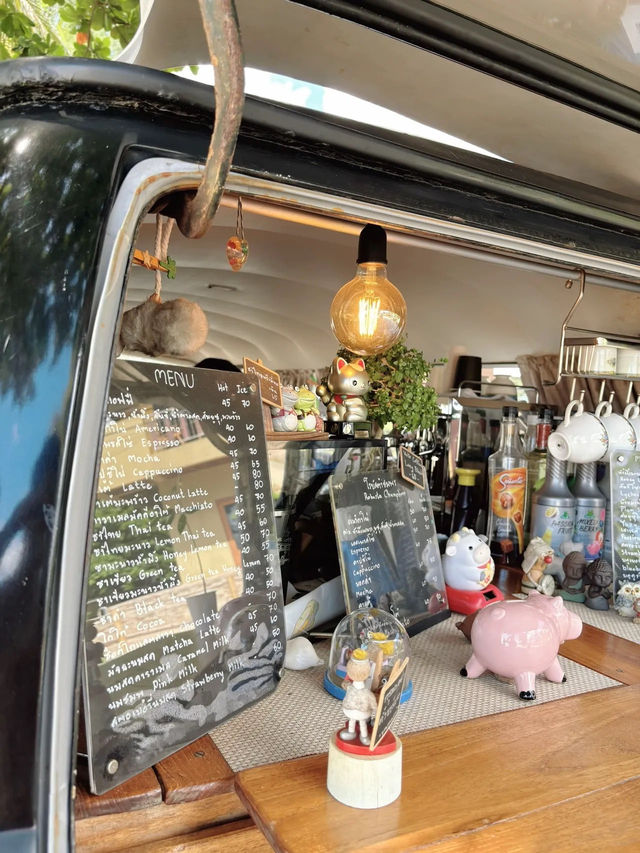 Volk coffee คาเฟ่ในรถตู้คันเก่า ที่ชุมพร