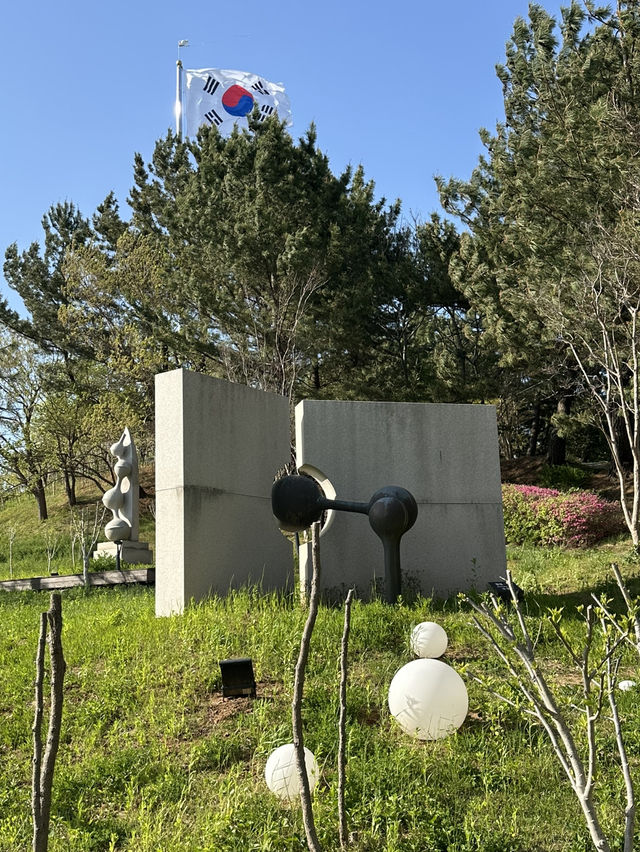 동해 추암 해변의 자연물과 🏞️멋진 조형작품의 조화를 볼 수 있는 동해 산책여행코스