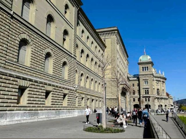 聯邦宮 Bundeshaus，參觀瑞士聯邦政府與議會所在。