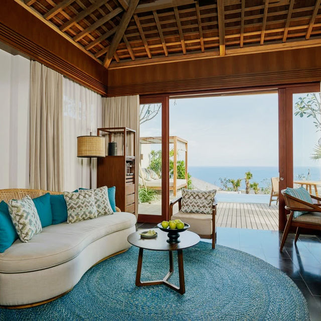 A Cliffside Haven of Unparalleled Luxury