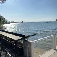 PRAVE CAFE – คาเฟ่ริมทะเลสุดชิลล์ วิวหลักล้าน