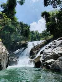 【Sebako Waterfall：穿越雨林，只為一場瀑布盛宴】 🌿🌊⛰️
