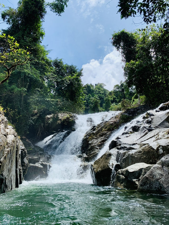 【Sebako Waterfall：穿越雨林，只為一場瀑布盛宴】 🌿🌊⛰️