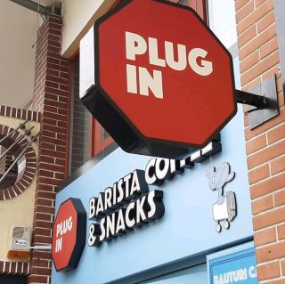 Plug In Coffee – 피테슈티中心部 | 散歩中にちょっと休憩するのにぴったりな小さなカフェ