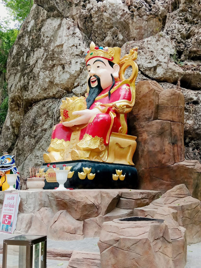 山頂からの絶景と黄金の仏像に心奪われる、ワット・カオ・チャアアンクで癒しのひとときを。🌄🙏