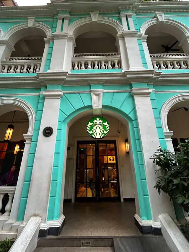 Guangzhou’s Dreamiest Starbucks: Dipped in Tiffany Blue