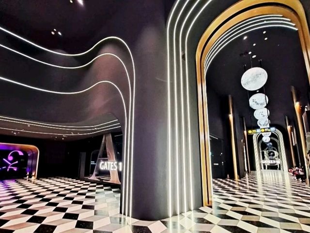 整體空間以高科技元素設計，充滿未來感與潮流氛圍，不僅是看電影的好地方，更是IG拍照聖地，隨手一拍就是大片感！