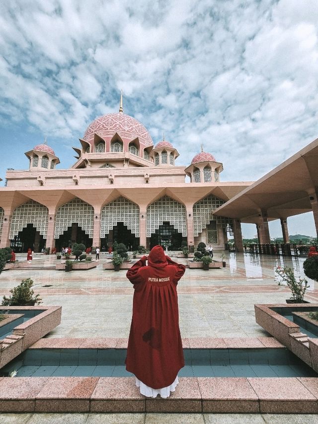 Pretty in Pink - A Visit to Putra Mosque, Putrajaya 🕌📸
