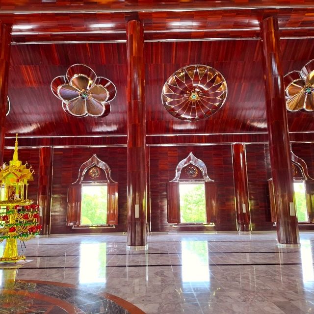 อุโบสถไม้แดง วัดพระพุทธแสงธรรม