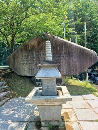 천 개의 바람 속에 쌓인 돌탑 기도의 숲