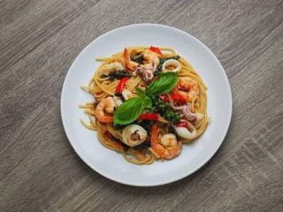 🌱 Enjoy a quiet tea time with sunlight filtering through the trees at Hukwang Cafe. Warm your heart with matcha latte and baked cheesecake.