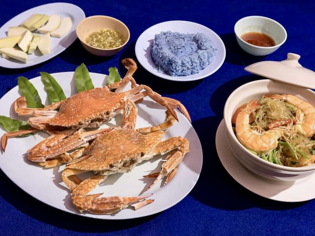 Mor Mu Dong Restaurant with fresh seafood 
