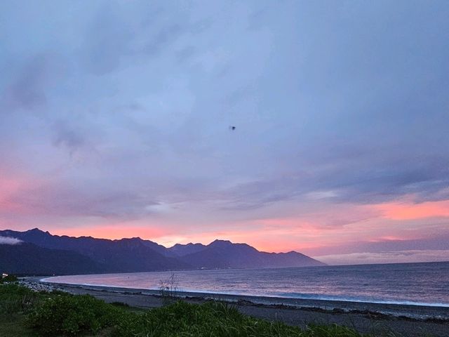 七星潭乍現粉紅海，夕陽染色的浪漫時刻