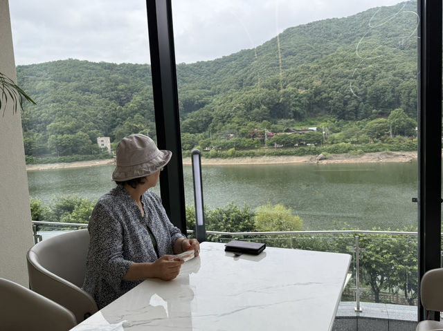 저수지 전망의 예쁜 신상 대형카페