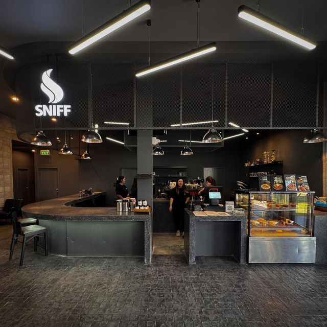 ☕✨ Sniff Roastery สกลนคร — คาเฟ่ดาร์กเท่ 