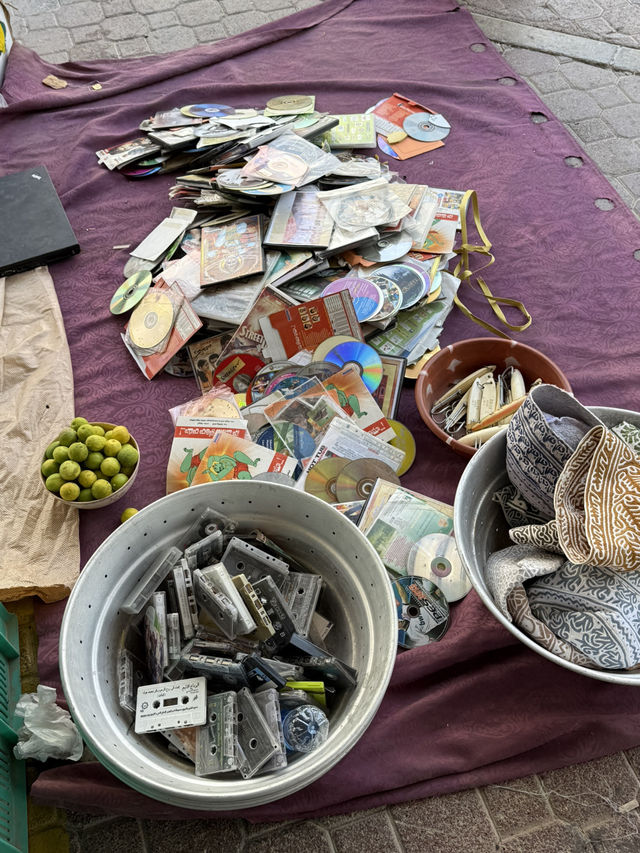 Must-Visit Friday Market Experience in 🇴🇲