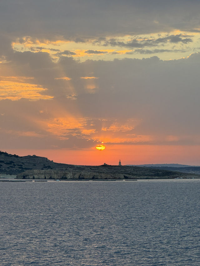 🌅 아쿠아리움 너머로 물드는 하늘, 세인트 폴스 베이 🌊