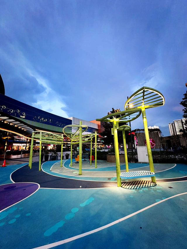 緑と光が広がるモダンな楽園！IOI City Mallの屋外エリアで過ごす贅沢なひととき
