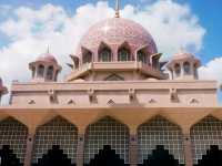 Putra Mosque – The Pink Jewel of Putrajaya 🕌🌸