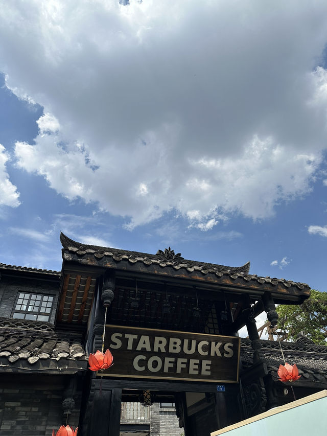 Chengdu’s Kuan Zhai Alley: Where History Meets Modern Buzz
