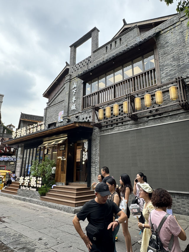 十八梯: Chongqing’s Ultimate Mix of Culture, Shopping, and Sips 🎭🛍️