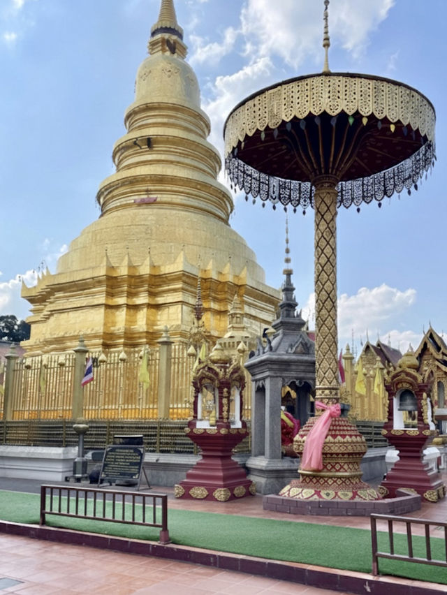 วัดพระธาตุหริภุญชัย ลำพูน เสน่ห์เมืองเก่าที่ต้องมา