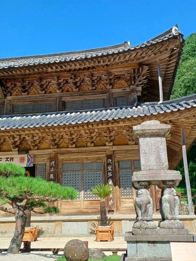 산세와 어우러지는 웅장한 모습이 인상적 산세와 어우러지는 웅장한 모습이 인상적