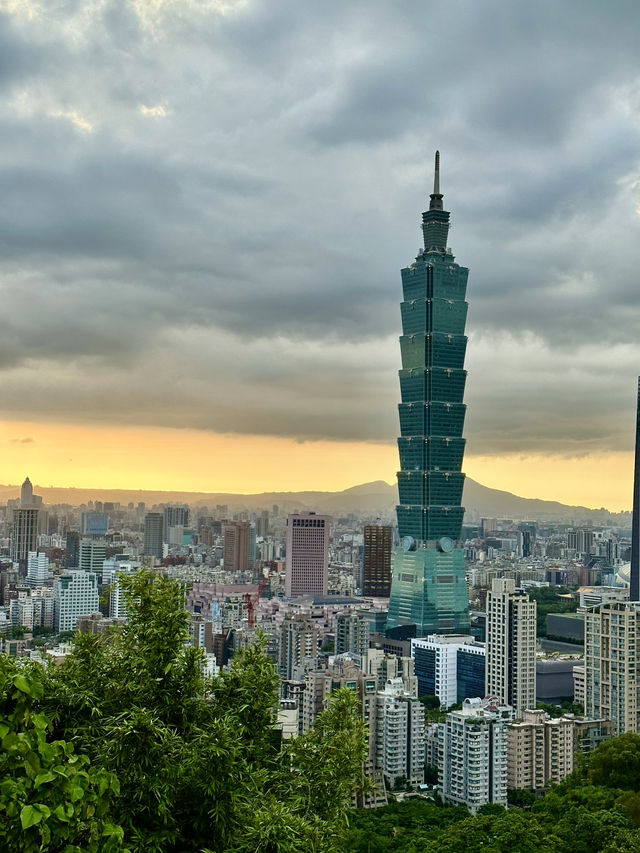 🌆 Taipei Evening Walk – Nature, Art & Tea ✨