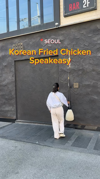 Korean Fried Chicken Speakeasy? YES PLEASE! 😍 📍Kyochon Pilbang This fried chicken speakeasy can be found in Itaewon in Seoul and it is a must visit! Not only do you open the door with the the giant paintbrush, you can even paint your chicken wings yourself in various sauces 🖌️ SO FUN!!! Tag a friend that you would take here! 🍗✨ #KoreanFriedChicken #SeoulEats #HiddenGemsSeoul #FoodieAdventures #ItaewonEats #SecretSpotsKorea#seoulspots 
