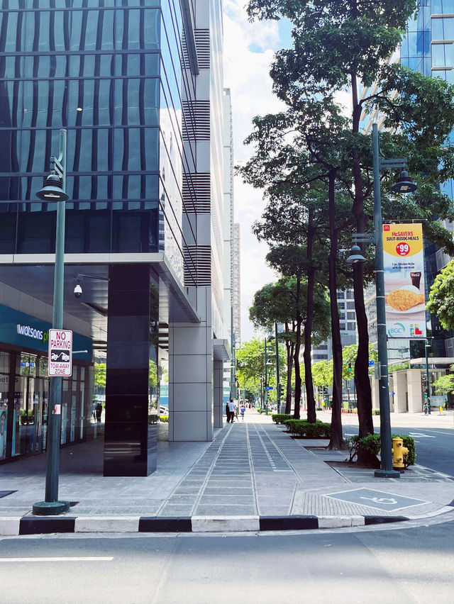 🏙️ Uptown Mall Manila: Where Futuristic Architecture Meets Tropical Urban Chic! 🌴