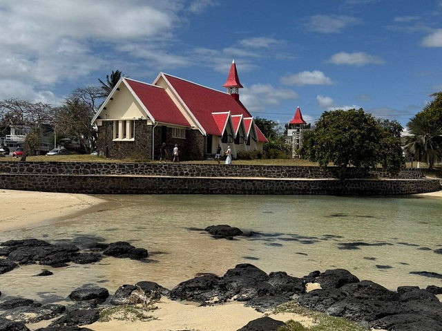 Notre Dame Auxiliatrice - Bright colors and a picturesque view of Mauritius 