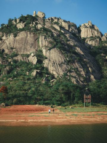 Момент, когда скорость души замедлилась, в зелёных лесах Камеруна.