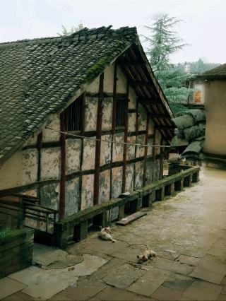 寂光寺 — 四川省東部の静寂に包まれた中庭。