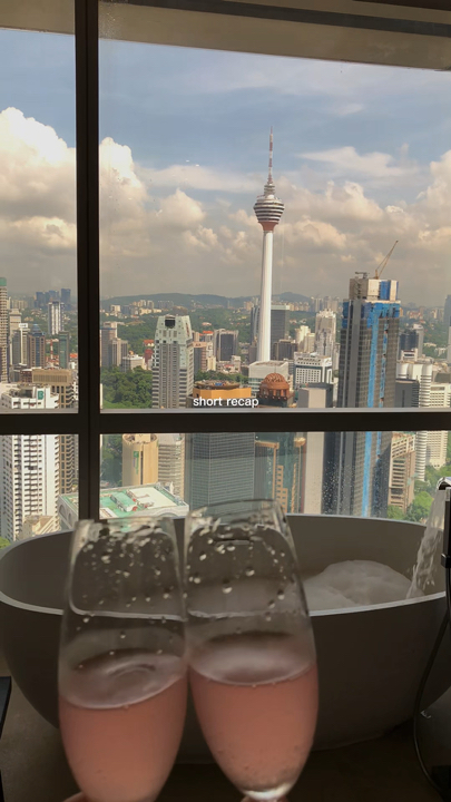 Saya memesan satu malam di Banyan Tree Kuala Lumpur dan OMG, tempat ini benar-benar ikonik! Pemandangan Menara KL dari kamar saya luar biasa 🤩—serius, Anda pasti ingin mengambil foto tanpa henti untuk diunggah ke Instagram.

Tapi tunggu, masih ada lagi… bak mandi di sini benar-benar menghadap cakrawala kota yang epik, jadi Anda bisa berendam dengan gaya DAN menikmati suasana yang layak diunggah ke Instagram. Benar-benar relaksasi mewah! Jika Anda menyukai kehidupan di gedung tinggi dan pemandangan yang menakjubkan, Anda HARUS mengunjungi tempat ini.

Tips singkat:
Banyan Tree Kuala Lumpur terletak di 02 Jalan Conlay, Kuala Lumpur 50450, Malaysia.

Terletak tepat di jantung kota dan hanya beberapa langkah dari Pavilion Mall (berbelanja sepuasnya, siapa mau?).

Fasilitas hotel buka 24/7—dan ya, stafnya sangat ramah!

Siap untuk menikmati suasana? Pesan di trip.com dan bersiaplah untuk malam Anda di atas awan!