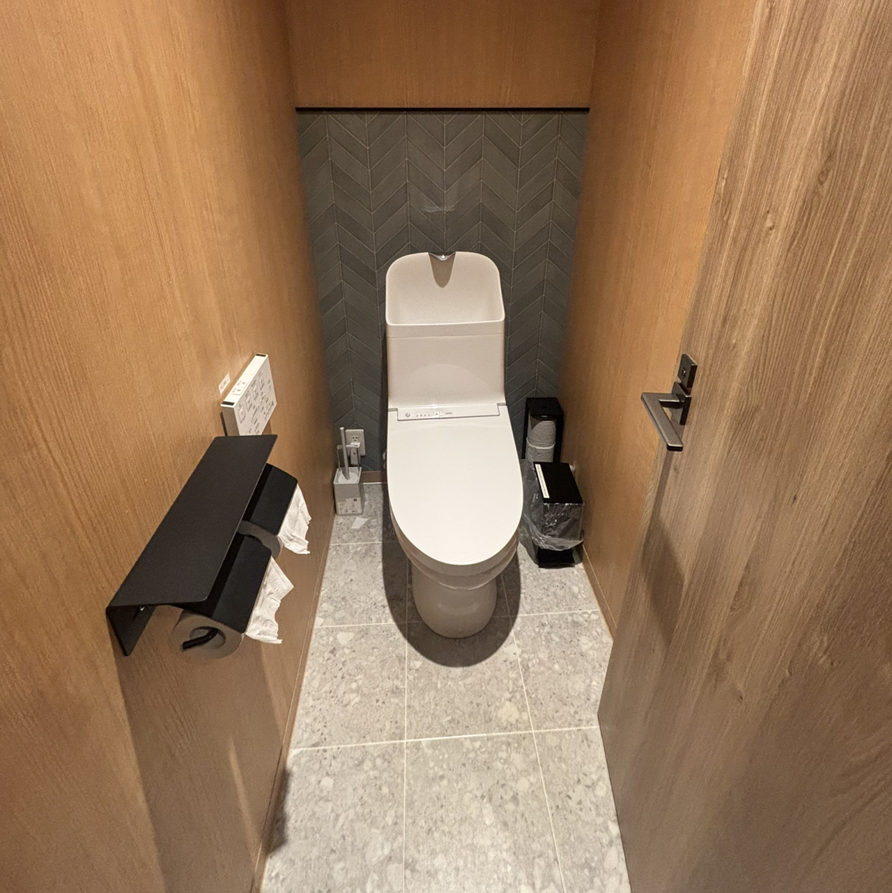 I recently visited "Enso Akasaka," a Japanese-modern style hostel perfect for sightseeing in Tokyo!

I expected it to be a bit noisy, given its popularity with international tourists, but the hostel was quiet and peaceful, making for a very comfortable stay. 🍵

🚆 Location & Access
Approximately a 1-minute walk from Akasaka-Mitsuke Station/Nagatacho Station Exit A
Also easily accessible from Akasaka Station (approximately a 7-minute walk).

It's conveniently located for easy access to major city center spots like Shibuya, Shinjuku, and Ginza.

🏨 Details & Recommended Points
The hostel and guest rooms are full of thoughtful details!

Bathroom: The hair dryer is a Dyson! Unlike the weak hair dryers in business hotels, it significantly reduced the time it took to dry my hair. ✨

Amenities: 24-hour water dispenser with hot and cold water available anytime.

Guest Rooms: Luxurious sleeping comfort with NELL mattresses. 🛌
Perfect for refreshing yourself after a long day of travel.

⚠️Tips to Know
Both the entrance and guest rooms require a passcode. This information will be sent via chat and email, so please check it!

🧘Recommended for:
This hostel is highly recommended for those who want to spend a relaxing time in a sophisticated Japanese-style space, and for those who prioritize both convenient access and a comfortable sleeping environment.

𓐄 𓐄 𓐄 𓐄 𓐄 𓐄 𓐄 𓐄 𓐄 𓐄 𓐄 𓐄 𓐄 𓐄 𓐄 𓐄 𓐄 𓐄 𓐄 𓐄 𓐄 𓐄
📍Address:
Akasaka-Mitsuke Ekimae Building 4F, 3 Chome-9 Akasaka, Minato City, Tokyo
Akasaka-Mitsuke Ekimae Building 4F, 3 Chome-9 Akasaka, Minato City, Tokyo
𓐄 𓐄 𓐄 𓐄 𓐄 𓐄 𓐄 𓐄 𓐄 𓐄 𓐄 𓐄 𓐄 𓐄 𓐄 𓐄 𓐄 𓐄 𓐄 𓐄 𓐄 𓐄 𓐄
#AkasakaHotel #TokyoHostel #AkasakaMitsuke #TokyoTourism #TokyoHotel # #Akasaka

