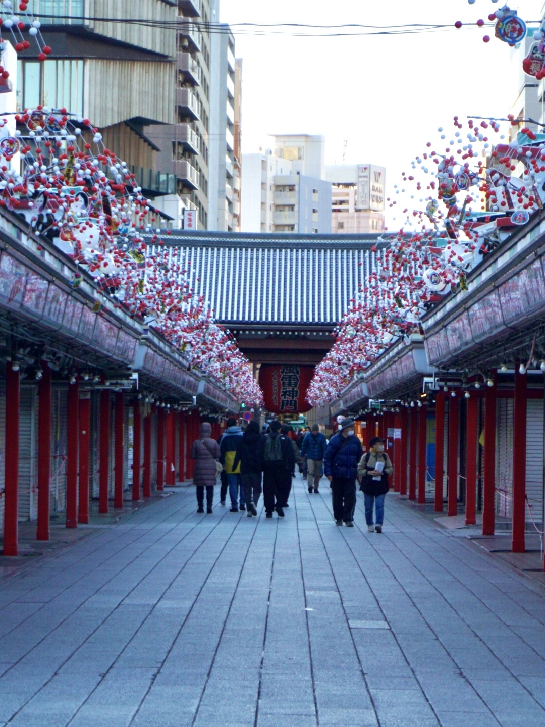 ⛩️🌅 Sensoji at 6 AM... A Different Side of Asakusa

If you want to experience Sensoji Temple without the crowds, try waking up early and getting here before 6 AM.

The bustling daytime crowd vanishes, replaced by an incredibly peaceful atmosphere 🤍.

📸 Kaminarimon is practically empty.
⛩️ Nakamise-dori is perfect for a relaxed stroll and photo session.
🙏 The temple grounds are so quiet.
🌅 The morning light is absolutely perfect for photography.

For those wanting that perfect, empty shot of Sensoji, 6 AM is the magic hour.

Traveling in Japan doesn't always mean finding somewhere new...

Sometimes, just visiting the same spot at the "right time" gives you a completely different experience 🇯🇵✨.

📌 Save this for your Asakusa trip! Try waking up early one morning to see Sensoji in a whole new light.

Experience it for yourself.