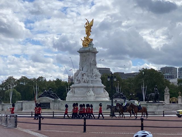 🏴󠁧󠁢󠁥󠁮󠁧󠁿Buckingham Palace and Change of Guards