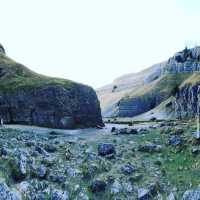 A cove and a scar