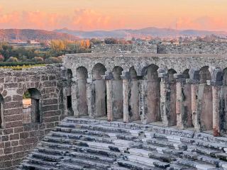 #winterescape ย้อนเวลากลับไปในอดีตที่ Aspendos Antik Tiyatrosu 🏛️✨
เตรียมตัวให้พร้อมที่จะตื่นตาตื่นใจกับหนึ่งในโรงละครโรมันโบราณที่ได้รับการอนุรักษ์ไว้ดีที่สุดในโลก ตั้งอยู่ที่เมืองเซริก! Aspendos Antik Tiyatrosu มีชื่อเสียงในด้านเสียงสะท้อนที่น่าทึ่ง สถาปัตยกรรมที่สง่างาม และความรู้สึกถึงประวัติศาสตร์ที่รายล้อมทุกก้อนหิน

แผนการเดินทางที่มีประสิทธิภาพที่สุดคือเริ่มต้นแต่เช้าตรู่—ตั้งเป้าที่จะมาถึงใกล้เวลาเปิดทำการประมาณ 8:00 น. เพื่อสัมผัสกับอุณหภูมิที่เย็นสบายและเพลิดเพลินกับสนามกีฬา ก่อนที่ฝูงชนนักท่องเที่ยวจะแห่กันเข้ามา ถ่ายภาพแรกของคุณที่ด้านหน้าอันยิ่งใหญ่ของอัฒจันทร์ และปีนขึ้นไปบนชั้นบนสุดเพื่อชมทิวทัศน์แบบพาโนรามาที่ "สวยงามจนต้องโพสต์ลงอินสตาแกรม" ของเวทีและชนบทโดยรอบ อย่าพลาดการเดินชมที่นั่งรูปครึ่งวงกลม: แสงแดดในช่วงกลางวันส่องสว่างแถวหินอย่างสวยงาม!

สิ่งที่ห้ามพลาด: ทดสอบความมหัศจรรย์ของเสียงโดยการพูดเบาๆ หรือปรบมือจากบนเวที—เสียงของคุณจะเดินทางขึ้นไปถึงด้านบน! สำรวจซุ้มประตูและซากปรักหักพังด้านหลังเพื่อหามุมถ่ายรูปที่ไม่เหมือนใคร (ระวังด้วย – หินบางก้อนไม่เรียบ)

เคล็ดลับ: พกครีมกันแดดมาด้วย – ที่นี่มีร่มเงาไม่มาก และช่วงเช้าเป็นช่วงเวลาที่ดีที่สุด สวมรองเท้าที่แข็งแรง – บันไดชันและลื่นหากเปียก หากคุณอยากลิ้มลองรสชาติอาหารท้องถิ่น มีร้านขายอาหารอยู่ใกล้ๆ ขายน้ำผลไม้สดและของว่าง แต่ควรพกน้ำดื่มไปด้วย เพราะตัวเลือกภายในร้านมีจำกัด

ข้อควรระวัง: ซากปรักหักพังส่วนใหญ่ยังไม่ได้รับการบูรณะ อย่าเดินออกนอกเส้นทางที่กำหนดไว้ และดูแลเด็กๆ ให้ดี

#Aspendos #Serik #Antalya #History #Archaeology