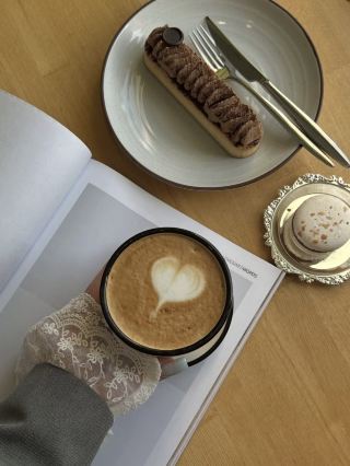 🔥 トムスクの皆さん、ここは保存する価値あり!何度も訪れたくなるカフェです!

トムスクで、美味しい朝食で一日をスタートしたり、ゆったりとランチを楽しんだり、夜に友達と会ったりできる場所をお探しなら、「Gosti」がおすすめです。

📍 住所:トムスク市、フルンゼ通り90番地

💰 平均予算:約800~1000ルーブル(様々な情報源による)

🕐 営業時間:
日~木:8:00~22:00
金~土:8:00~23:00

✨ 「Gosti」の魅力とは?

ここは、毎日のあらゆるシーンにぴったりの街のカフェです。朝食、ランチ、ディナーはもちろん、居心地の良い雰囲気の中でゆったりと過ごすことができます。メニューにはロシア料理とヨーロッパ料理が並び、朝食にはシルニキ(ロシア風パンケーキ)、ポリッジ、ドラニキ(ジャガイモのパンケーキ)、卵料理、トースト、サンドイッチなどが楽しめます。

🌿 20~28名様までご利用いただける夏季テラスには、ウェルカムエリアとフォトスポットがあり、暖かい夕方やちょっとしたお祝いに最適です。

💻 ノートパソコンの持ち込みも可能で、Wi-Fi、お子様メニュー、ワインリスト、デリバリーサービス、テーブル予約もご利用いただけます。ご家族連れやグループでのご利用に特に便利です。

🏆 さらに嬉しいことに、当店は2GISより「ベストカフェ2025」を受賞しています。

📌 トムスクのおすすめスポットリストに「Guests」を保存しておきましょう。特に、ゆったりとした朝、ビジネスランチ、大切な人との夕食など、くつろげる場所をお探しの方におすすめです。


#トムスク #カフェトムスク #ゲストトムスク #トムスク観光 #トムスクグルメ #トムスクレストラン #トムスクガイド #ロシア旅行 #トリップコム #ロシア旅行 #シベリア #トムスク2026

🔥 トムスク、ここはブックマーク必須!また訪れたくなるカフェ!

トムスクで、美味しい朝食で一日をスタートしたり、ゆったりとランチを楽しんだり、夜に友達と待ち合わせしたりできる場所をお探しなら、「ゴスティ」カフェへぜひお越しください。

📍 住所:トムスク市フルンゼ通り90番地

💰 平均予算:約800~1000ルーブル(様々な情報源による目安)


🕐 営業時間:
日~木:8:00~22:00
金~土:8:00~23:00

✨ ゴスティカフェの魅力とは?

ゴスティカフェは、毎日のお出かけにぴったりの街のカフェです。朝食、ランチ、ディナーを提供しており、居心地の良い雰囲気で集まりにも最適です。メニューはロシア料理とヨーロッパ料理を取り揃えており、朝食にはシルニキ(ロシア風パンケーキ)、ポリッジ、ドラニキ(ジャガイモのパンケーキ)、卵料理、トースト、サンドイッチなどをお楽しみいただけます。

🌿 20~28名様までご利用いただける夏季テラス席には、ウェルカムスペースとフォトスポットがあり、暖かい夕方やちょっとしたお祝いに最適です。

💻 ノートパソコンの持ち込みも可能です(Wi-Fi完備)。お子様メニュー、ワインリスト、デリバリー、ご予約も承っております。ご家族連れやグループでのご利用に特に便利です。



🏆 さらに嬉しいことに、このカフェは2GISによって「2025年ベストカフェ」に選ばれました。

📌 トムスクのおすすめリストにカフェ「ゴスティ」を保存しておきましょう。特に、ゆったりと朝を過ごしたり、ビジネスランチを楽しんだり、大切な人と夜を過ごしたりできる場所をお探しの方におすすめです。