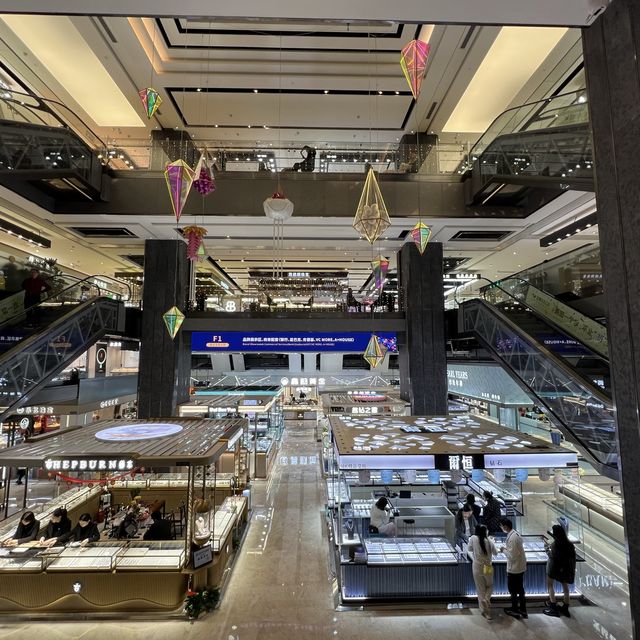 逛逛深圳金展珠寶廣場