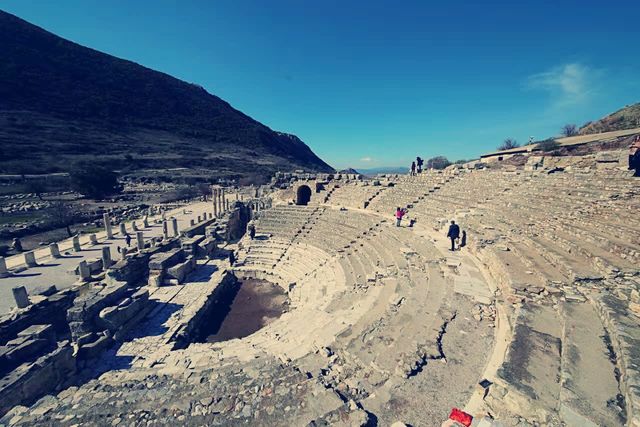 The vicissitudes of history in ruins.