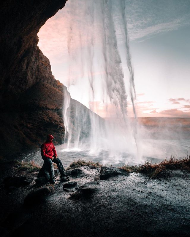 Behind the Waterfall: A Captivating View of Seljalandsfoss 💦