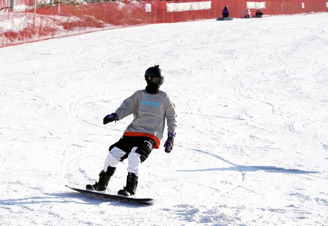 前往一流的照金國際滑雪場體驗冰雪魅力
