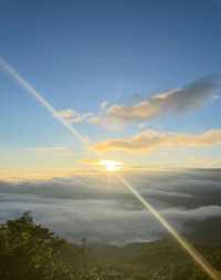 這兒雲蓋山頂，環境自然，風車震撼！！